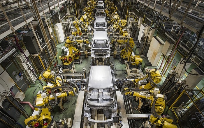 Teljesen kifordult magából a világ: jó befektetés lett az új autó, de mi vár ránk jövőre?