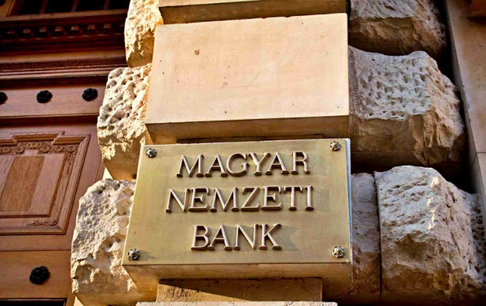 Vékony jégen kell egyensúlyoznia a jegybanknak: újabb lépést tehet a normalizáció felé