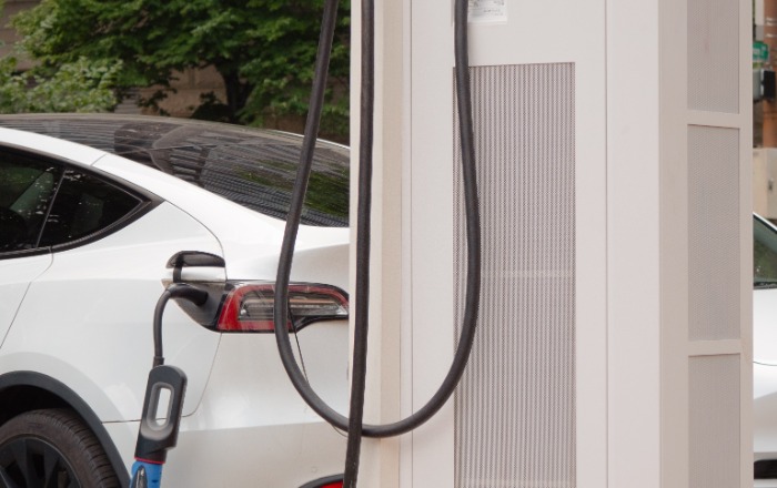 Óriási hálózatfejlesztésekre van szükség Európa-szerte, különben hoppon maradnak az elektromos autósok az utak mentén