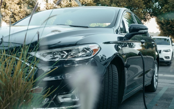 Zöld rendszámosok, figyelem! Így változik a plug-in hibridek adózása