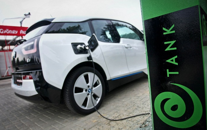 A plugin hibridek és a tisztán elektromos hajtásláncú autók fontos mérföldkőhöz érkeztek.